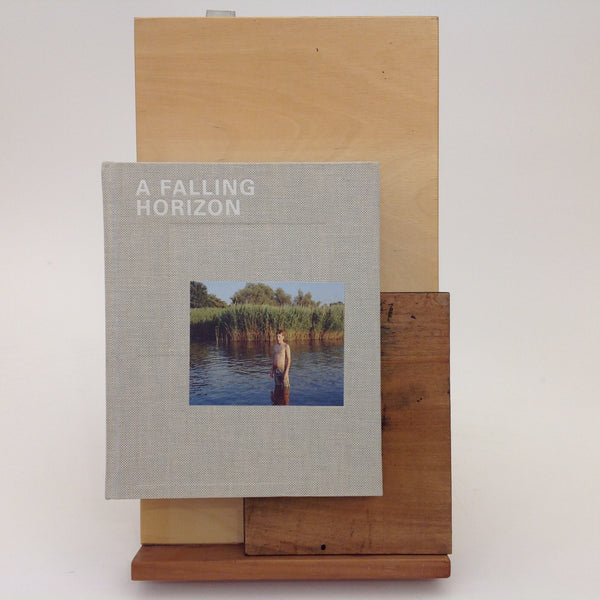 [003064] TRACY METZ / HEIDI DE GIER. A Falling Horizon. Idea Books, 2011. First Edition.. Hard Cover Cloth. As New ISBN: 9789490119096. 196 pages, colour photographs. A Falling Horizon, by Heidi de Gier, text in Dutch and English by Tracy Metz. De Sophiapolder: een afscheid in 5 aktes. Size: 208 x 171 Mm