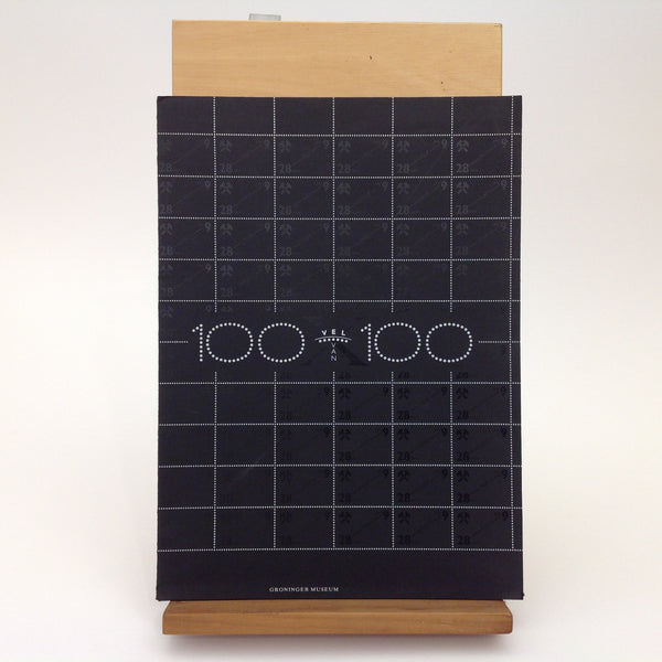 [003956] . 100 VEL VAN 100 . Groningen: Groninger Museum, 1987. 1st Edition. 304 x 220 Mm. Loose Cards in a Portfolio. As New 4 pages of 100 stamps. 1 poster, overview of the stamps in the exhibition, 3 other pages and an introductioncard by Frans Hacks. - 100 VEL VAN 100 - Groninger Museum. As new condition.