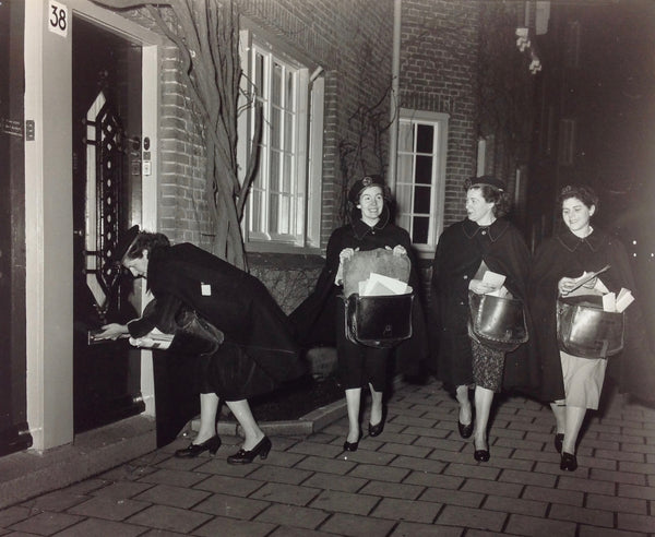 Ben van Meerendonk,   Eerste vrouwelijke postbode's in Nederland (8 januari 1957)