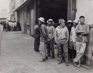 COR JARING (1936 - 2013),  Reportage Zuid-Oost Azië in 70 originele foto'sCor Jaring (Amsterdam, 18 december 1936 - 17 november 2013) was een Nederlands fotograaf en conceptueel kunstenaar die vooral bekend werd met zijn werk uit de jaren zestig en zeventig.  In 1966 bracht Jaring een bezoek aan Japan en aansluitend Formosa, Hong Kong, Tailand en Indonesië. Hij beschrijft hieronder hoe dat begon.  Uit: "Je bent die je bent (en dat ben je)", door Cor Jaring, Tritonpers, Huizen 1986