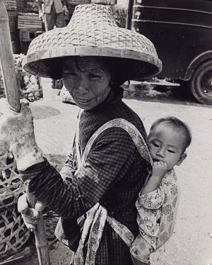 COR JARING (1936 - 2013),  Reportage Zuid-Oost Azië in 70 originele foto'sCor Jaring (Amsterdam, 18 december 1936 - 17 november 2013) was een Nederlands fotograaf en conceptueel kunstenaar die vooral bekend werd met zijn werk uit de jaren zestig en zeventig.  In 1966 bracht Jaring een bezoek aan Japan en aansluitend Formosa, Hong Kong, Tailand en Indonesië. Hij beschrijft hieronder hoe dat begon.  Uit: "Je bent die je bent (en dat ben je)", door Cor Jaring, Tritonpers, Huizen 1986